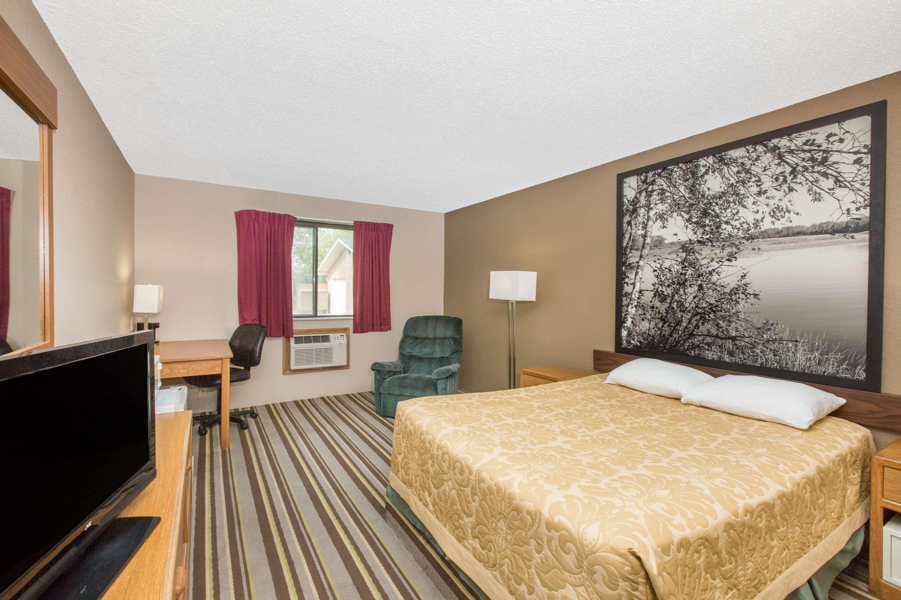 Super 8 By Wyndham Blue Earth Hotel Buitenkant foto