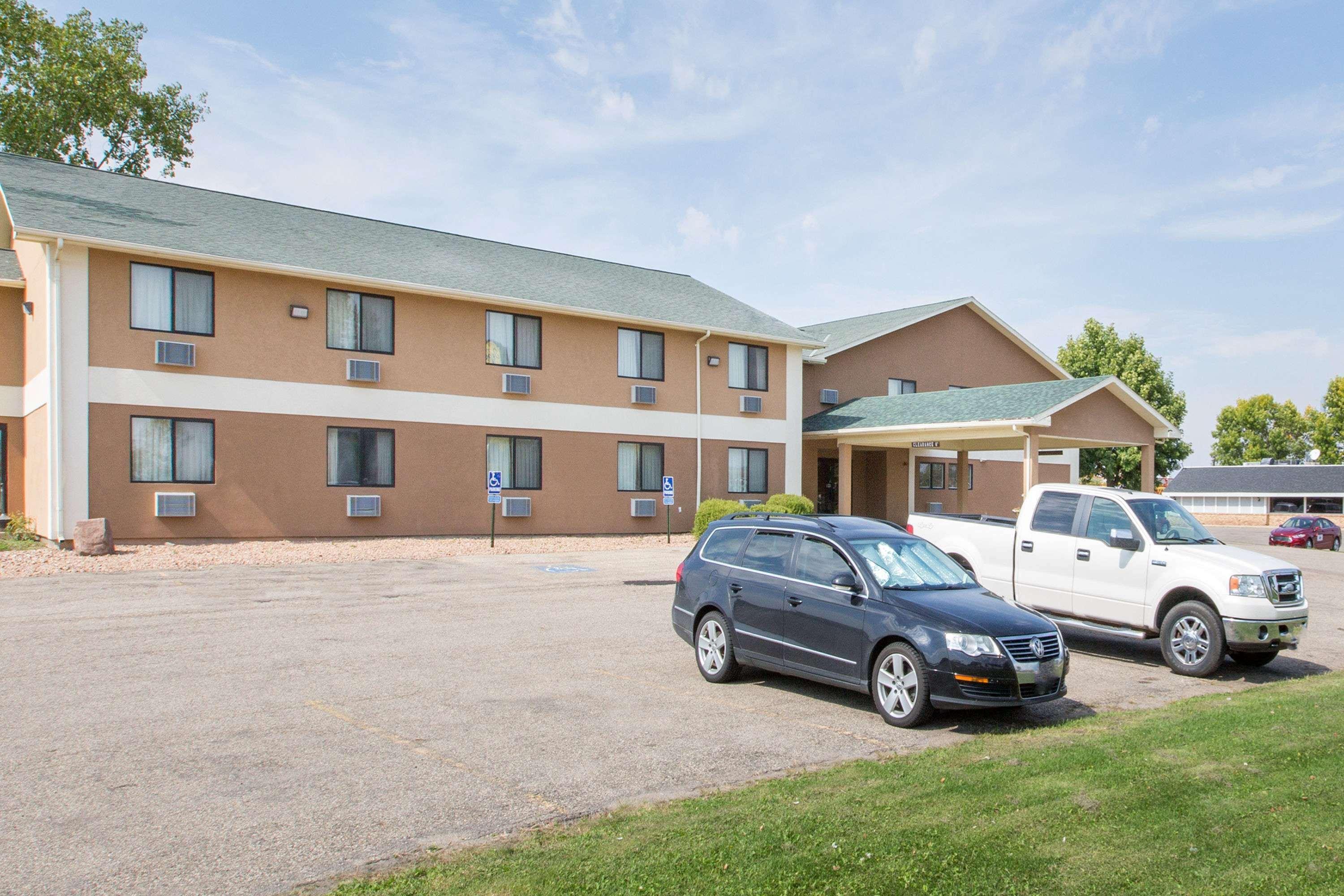 Super 8 By Wyndham Blue Earth Hotel Buitenkant foto