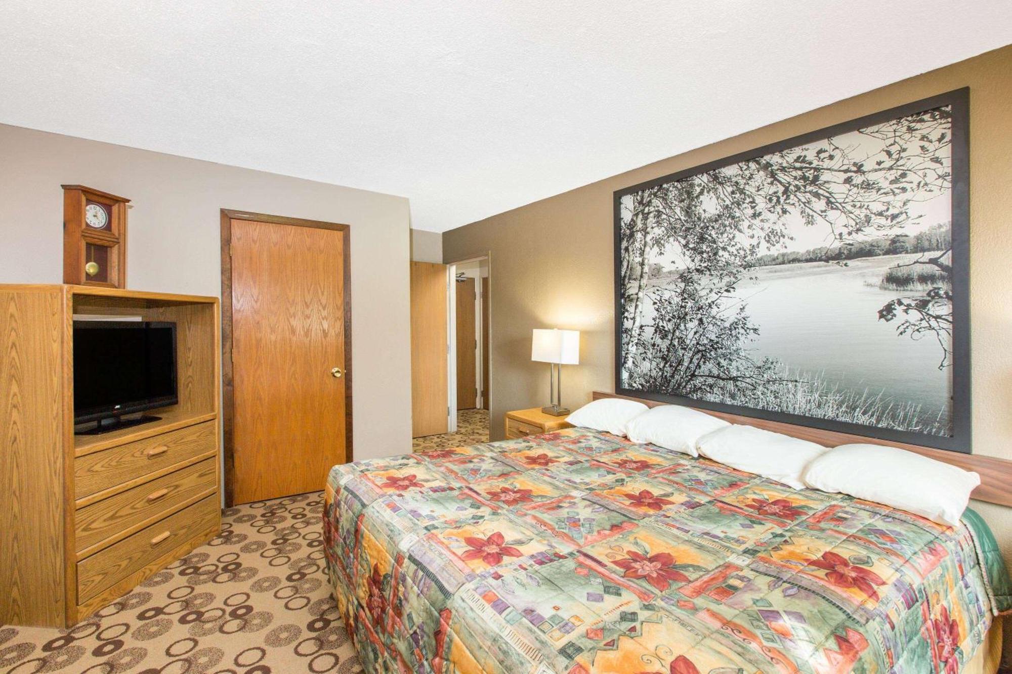 Super 8 By Wyndham Blue Earth Hotel Buitenkant foto