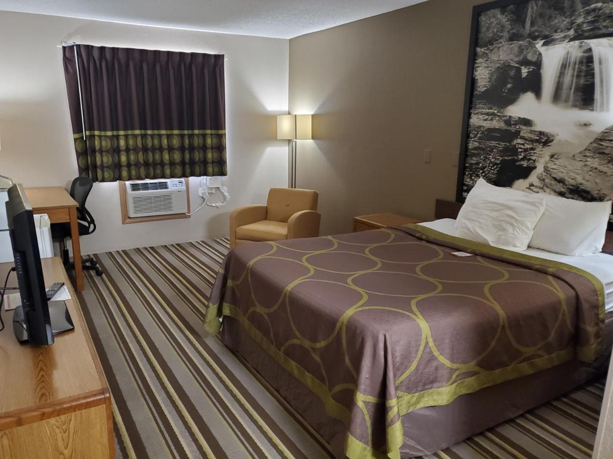 Super 8 By Wyndham Blue Earth Hotel Buitenkant foto