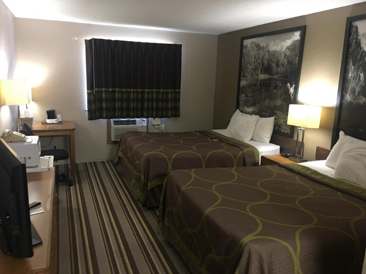 Super 8 By Wyndham Blue Earth Hotel Buitenkant foto