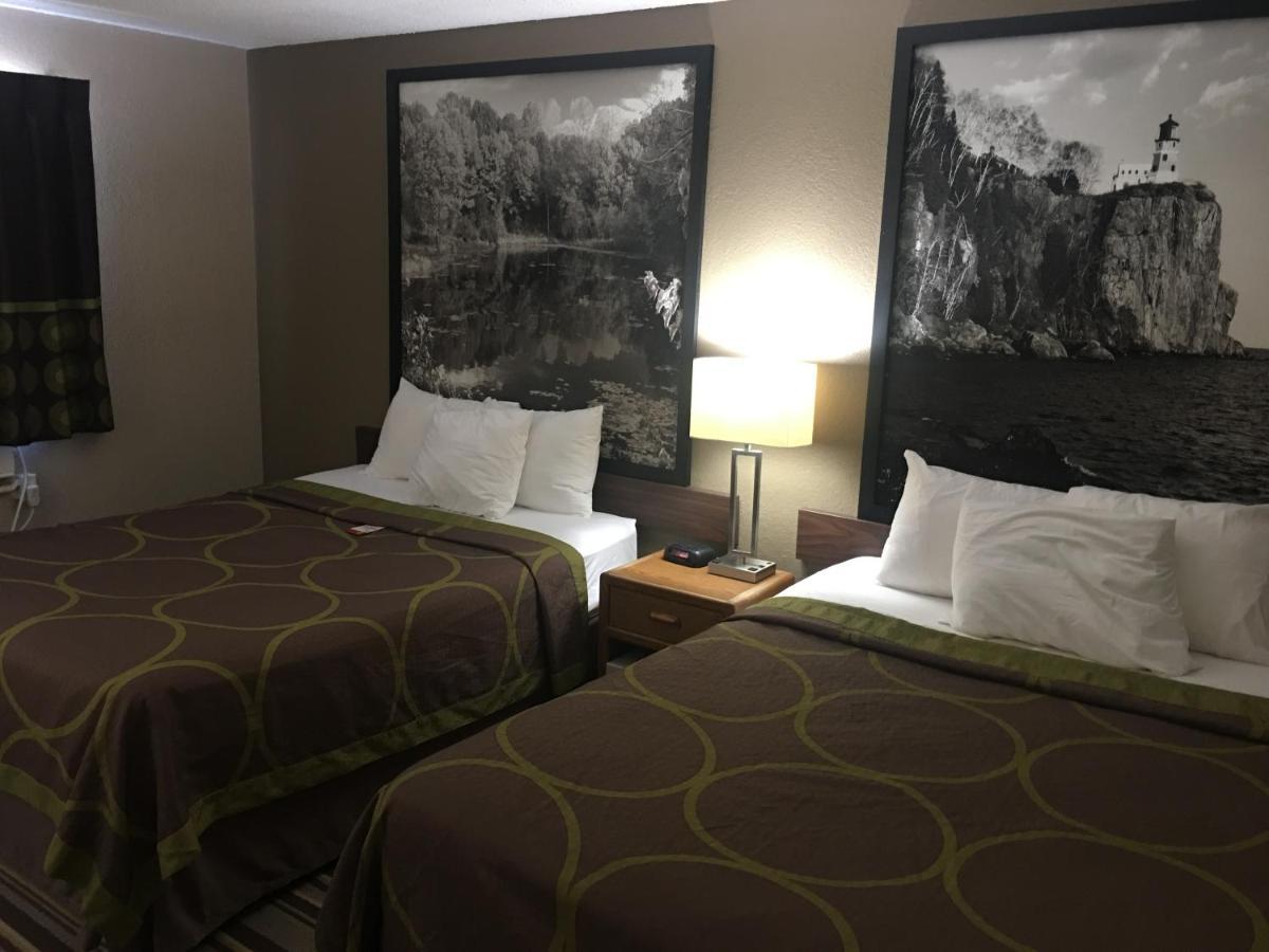 Super 8 By Wyndham Blue Earth Hotel Buitenkant foto